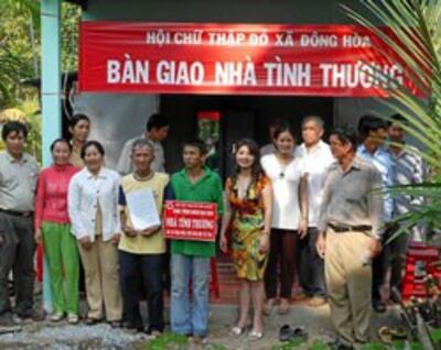 Bàn giao căn nhà tình thương