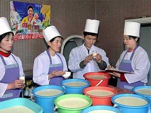 평양시 대성구역 종합식당 조리사들이 영양가 높은 연두부를 많이 만들기 위해 노력하고 있다.