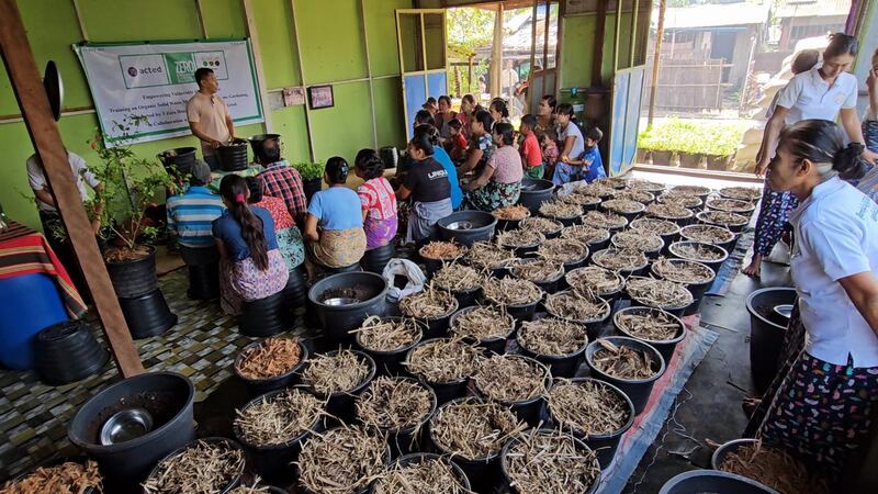 ဒဂုံမြို့သစ်ဆိပ်ကမ်းမြို့နယ်၊ ၆၇ ရပ်ကွက်အတွင်း ဘိုကာရှီမြန်မာ(Bokashi Myanmar)က ရပ်ကွက်နေပြည်သူများကို အမှိုက်မြေဆွေးလုပ်၊ အပင်စိုက်နည်းမျှဝေပေးနေသည်ကို ၂၀၂၄ ခုနှစ်၊ ဖေဖော်ဝါရီလ ၈ ရက်နေ့က တွေ့ရစဥ်။ (Photo: RFA)