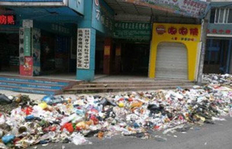 图片: 环卫工人发起罢工,全市各街道垃圾遍地。 (中国茉莉花革命网)