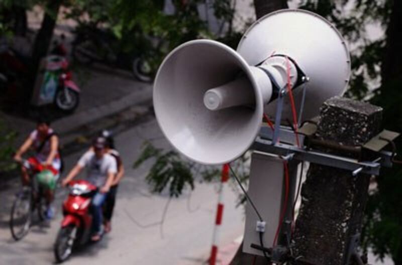 Hai chiếc loa phường treo trên cột điện ở Hà Nội hôm 19/5/2011. 