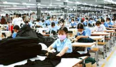 Công nhân ngành dệt may tại một xí nghiệp ở Hà Nội. Photo courtesy of Investinvietnam.