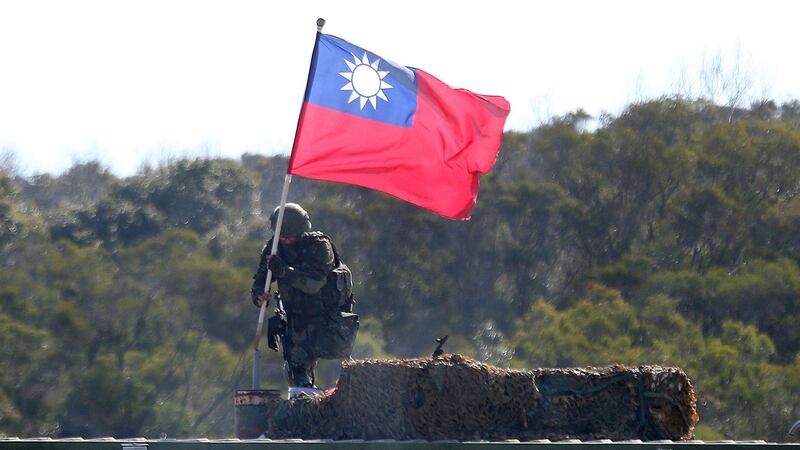 台湾陆委会晚间回应重申国家主权与致力维护台海和平稳定的政策立场一贯。图为,2021年1月19日,台湾士兵在新竹县军事演习中举着中华民国国旗。 (美联社资料图片)