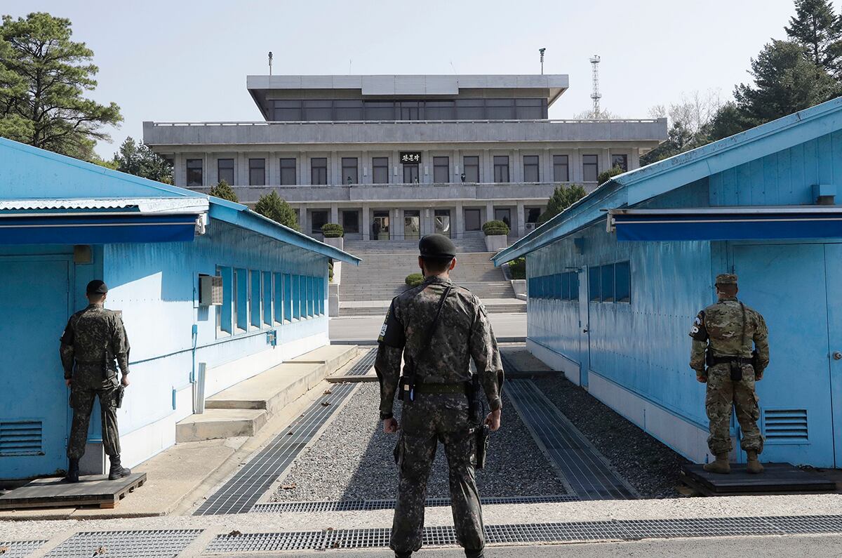 판문점에서 미군과 한국군이 함께 경계를 서고 있다.