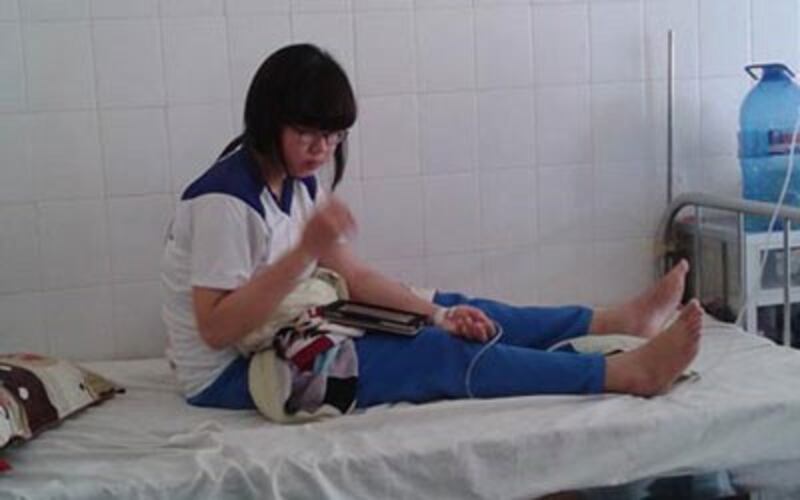 Một bệnh nhân bị Rắn lục Đuôi đỏ cắn đang điều trị tại Bệnh viện Quân y 121, Cần Thơ. Courtesy Dân Việt.
