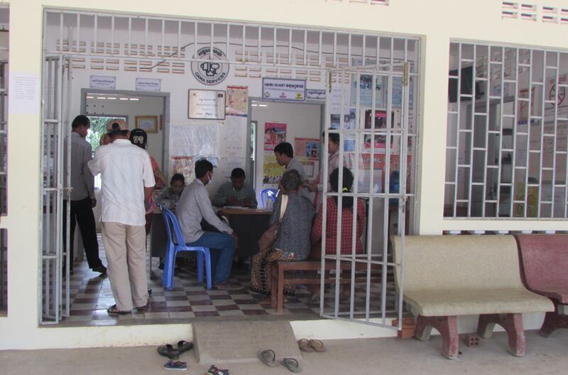 ប្រជាពលរដ្ឋ​ទៅ​ជួប​គ្រូពេទ្យ​ក្នុង​មណ្ឌល​សុខភាព​រកា ស្រុក​សង្កែ ខេត្ត​បាត់ដំបង កាល​ពី​ថ្ងៃ​ទី​៩ ខែ​ធ្នូ ឆ្នាំ​២០១៥។ 