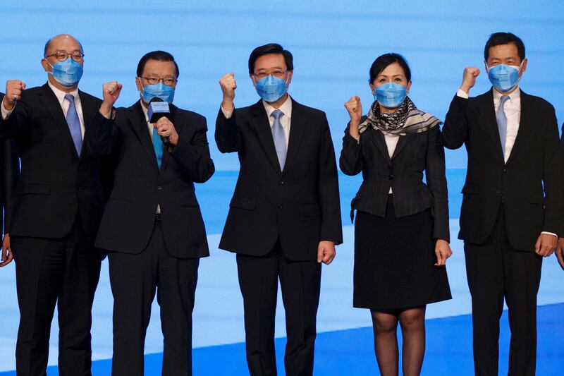 競選辦主任、全國人大常委譚耀宗（左二）形容，今次聚會是歷史性，今次是「完善」選舉制度後的首場特首「選舉」，大家都是為香港開新篇的先鋒。（路透社）