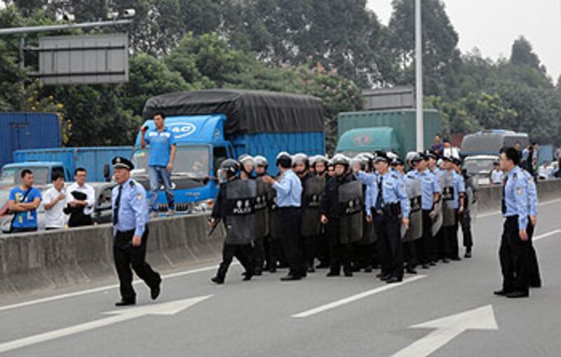 2012年11月21日，東莞當局派來200多名警察到場驅趕村民。（村民提供）