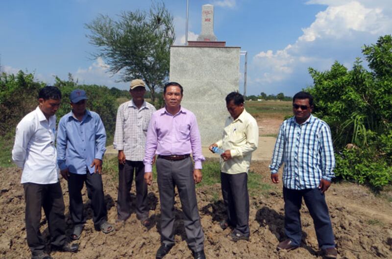 តំណាងរាស្ត្រ​គណបក្ស​សង្រោះជាតិ លោក អ៊ុំ សំអាន (ពាក់​អាវ​ពណ៌​ស្វាយ) ពិនិត្យ​តម្រុយ​បង្គោល​ព្រំដែន​លេខ​៣០២ នៅ​ច្រក​ព្រំដែន​កម្ពុជា-​វៀតណាម តន់ហន់ ឃុំ​ព្រែកក្រឹស ស្រុក​កំពង់ត្រាច ខេត្ត​កំពត ថ្ងៃ​ទី​១៤ ឧសភា ឆ្នាំ​២០១៥។