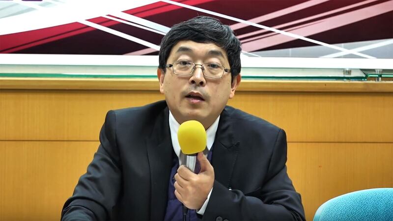 台北医学大学通识教育中心教授张国城以这次防疫为例说,台湾政府对国境严格管制,也有国家安全的意涵。(网络视频截图)
