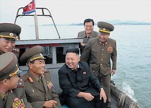 김정은이 소형 목선을 타고 북한군 부대 간부들과 대화하는 모습.