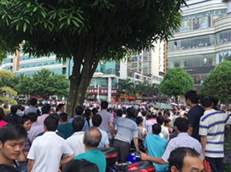 2015年6月9日,廣西梧州市道路堵塞,大批市民圍觀。 (現場人士攝)