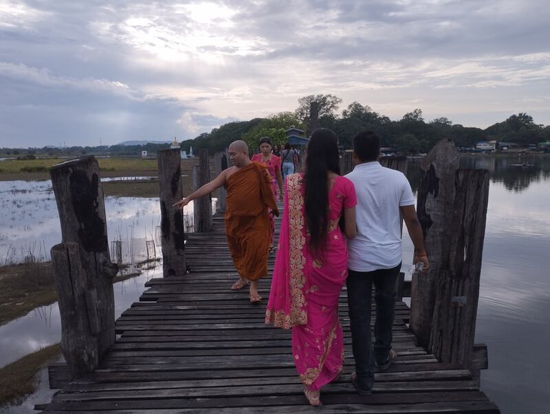 မန္တလးမြို့က တောင်သမန်အင်းနဲ့ ဦးပိန်တံတား‌သို့ လာရောက်လည်ပတ်ကြသူများကို ၂၀၂၃ ခုနှစ် ဇူလိုင် ၁၁ ရက်နေ့က တွေ့ရစဉ်။ (Photo: RFA)