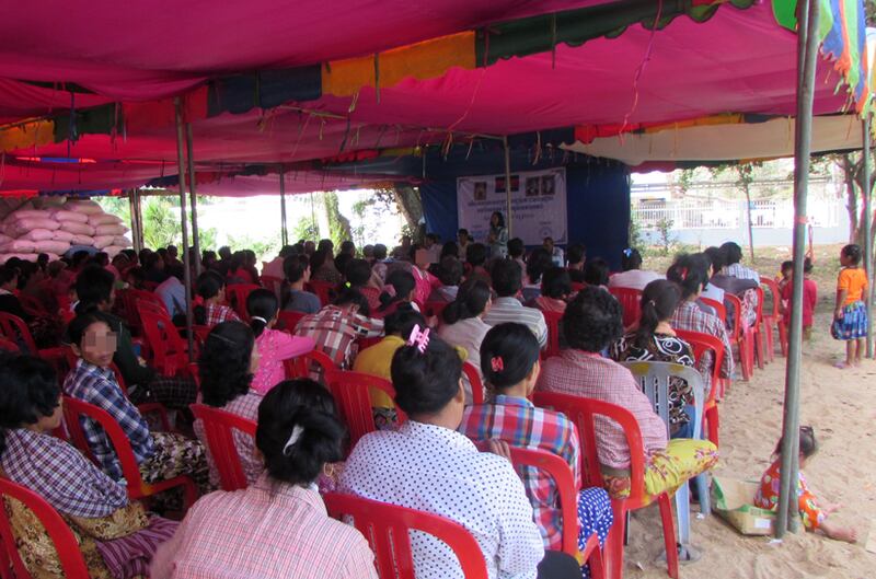 អ្នក​ផ្ទុក​មេ​រោគ​អេដស៍​ចូលរួម​វេទិកា​សាធារណៈ​នៅ​ក្នុង​វត្ត​រកា ឃុំ​រកា ស្រុក​សង្កែ ខេត្ត​បាត់ដំបង កាល​ពី​ថ្ងៃ​ទី​៩ ខែ​ធ្នូ ឆ្នាំ​២០១៥។ 
