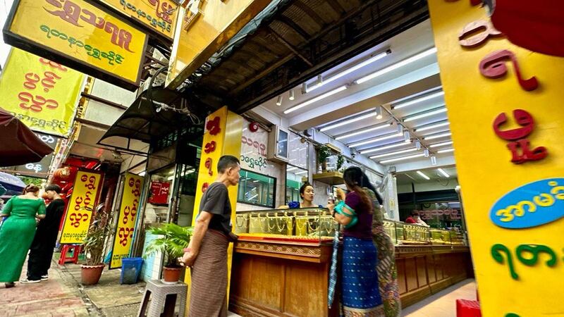 ရန်ကုန်မြို့မှ ရွှေဆိုင်တချို့အား ၂၀၂၄ ခုနှစ်၊ မေလ ၂၈ ရက်နေ့က တွေ့ရစဉ်။ (Photo: RFA)