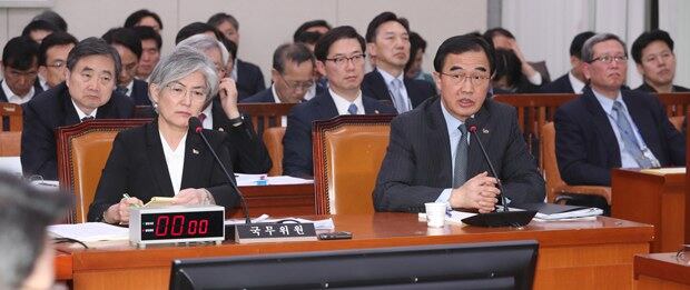 강경화(왼쪽) 외교부 장관과 조명균 통일부 장관이 18일 국회 외교통일위원회 회의에 참석해 위원들의 질의에 답변하고 있다. 