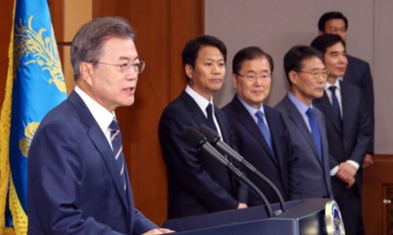 문재인 대통령이 27일 오전 청와대 춘추관 대브리핑실에서 전날 김정은 북한 국무위원장과 가진 제2차 남북정상회담 결과를 발표하고 있다.