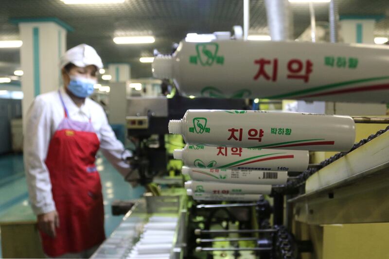 2022년 5월,  치과위생용품공장의 한 직원이 치약을 생산하기 위해 작업을 하고 있다.