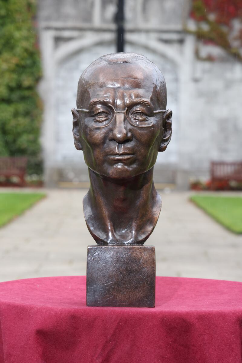 劉曉波銅像由捷克雕塑家塞博羅娃(Marie Šeborová)創作。(高威大學圖片)
