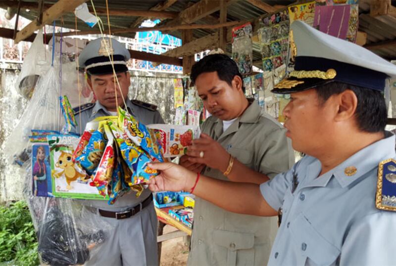 សកម្មភាព​របស់​មន្ត្រី​កាំកុងត្រូល​ខេត្ត​ព្រះសីហនុ ចុះ​ពិនិត្យ​ទំនិញ ឬ​ការ​លក់​ដូរ​ចំណី​អាហារ​នៅ​តាម​សាលា​បឋម​សិក្សា ហ៊ុន សែន ក្រុង កាល​ពី​ថ្ងៃ​ទី​៥ ខែ​សីហា ឆ្នាំ​២០១៥។ 