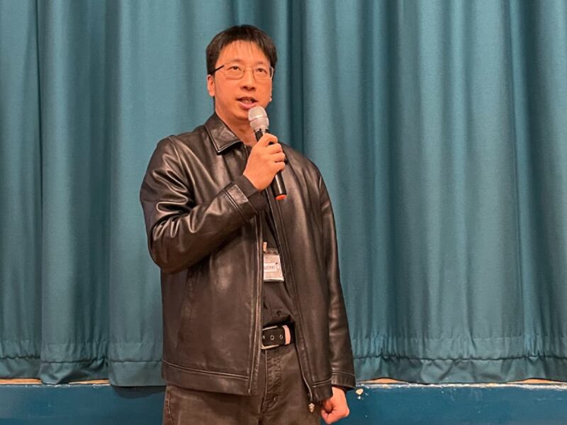 去年3月來到英國的港人崔天成（Alex Chui），將代表自由民主黨出選新一屆薩頓議員。他呼籲港人珍惜投票及參選權利，也希望自己站出來參選，會鼓勵更多香港人關注英國政治。（呂熙 攝）