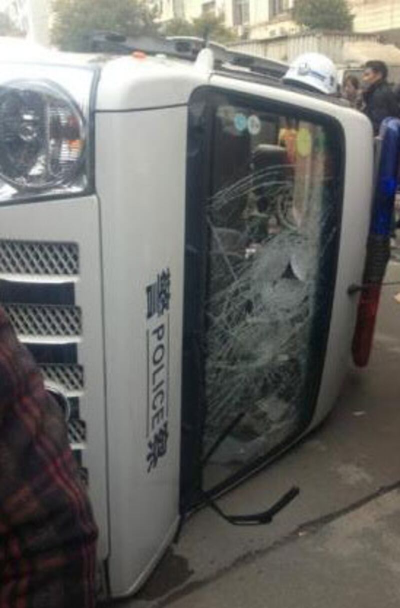 憤怒的群眾將警車推翻和打砸。(相片由死者家屬李先生提供)
