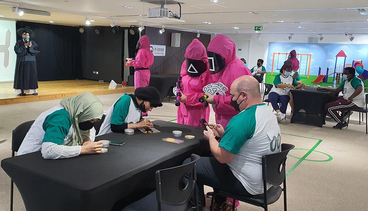 아랍에미리트(UAE) 아부다비 한국문화원에서 시민들이 넷플릭스 드라마 '오징어 게임'에 나오는 놀이를 체험하고 있다.