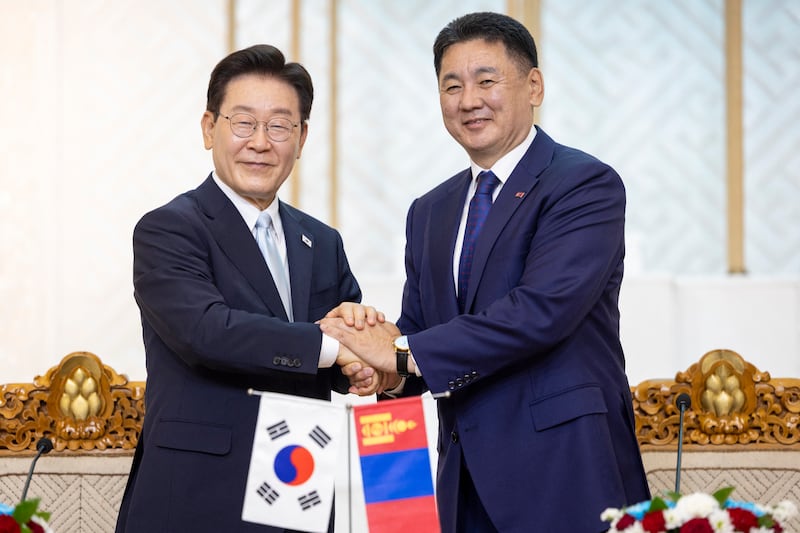 2026년 7월 9일, 이재명 한국 대통령과 오흐나깅 후렐수흐 몽골 대통령이 서명식 후 악수를 하고 있다.