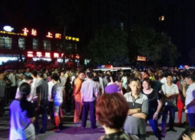 2015年6月8日，入夜後，更多市民在現場包圍，人數上千。(現場人士攝)