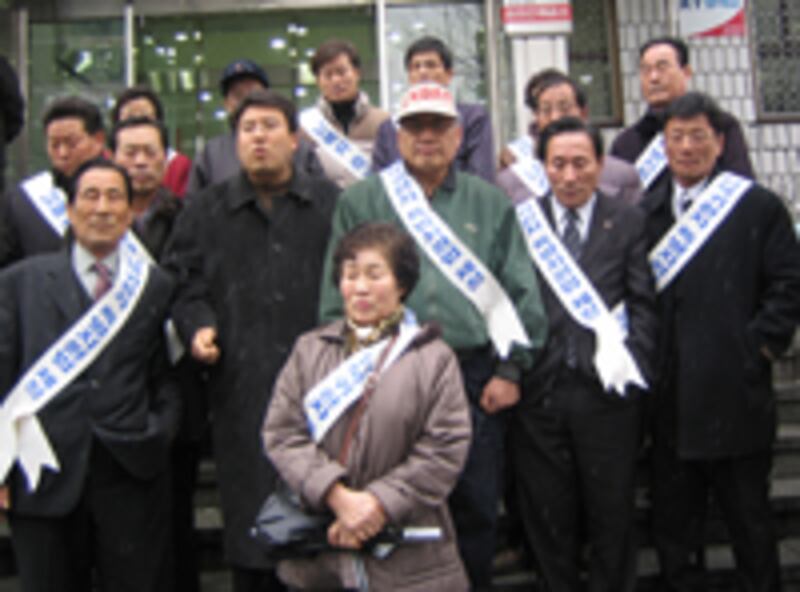 abductee_protest1-200.jpg