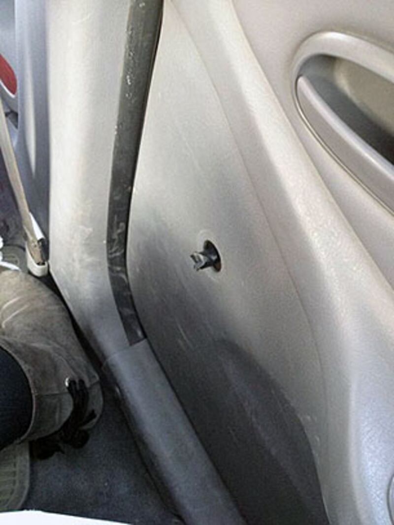 北京計程車後排窗戶的把手被拆卸，防止乘客向窗外撒傳單。（照片由北京網民提供）