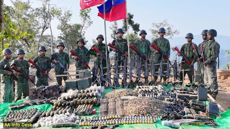 ချင်းပြည်နယ်၊ ပလက်ဝမြို့နယ် ခမရ (၃၀၈) တပ်ရင်းအားတိုက်ခိုက်သည့်တိုက်ပွဲအတွင်း သိမ်းဆည်းရရှိခဲ့သော လက်နက်ခဲယမ်းများအား ရက္ခိုင့်တပ်တော် (AA)က ၂ဝ၂၄ ခုနှစ် ဇန်နဝါရီလ ၉ ရက်နေ့တွင် ထုတ်ပြန်ထားသည့်ပုံ။ (Photo: AA Info Desk)