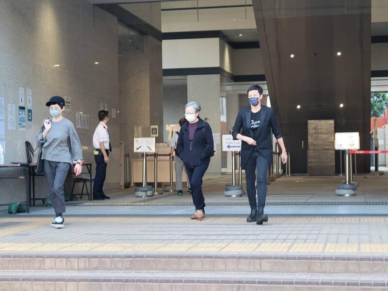 被告之一的香港立法會前議員何秀蘭（右二）、歌手何韻詩（右一）步出法庭。（AC 攝）