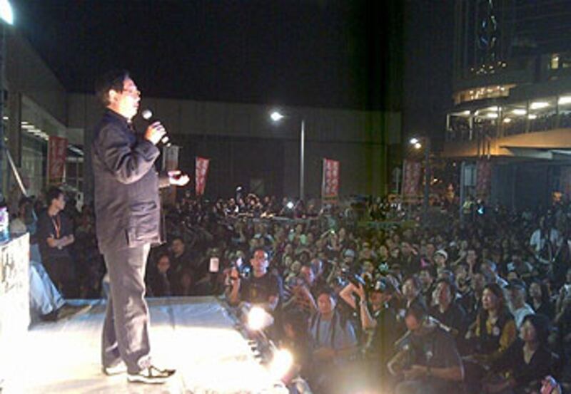 2012年10月21日,“香港數碼廣播”於政府總部外作最後一日義播,電台創辦人鄭經翰到台上感謝到場的支持者。 (“香港數碼廣播”提供)