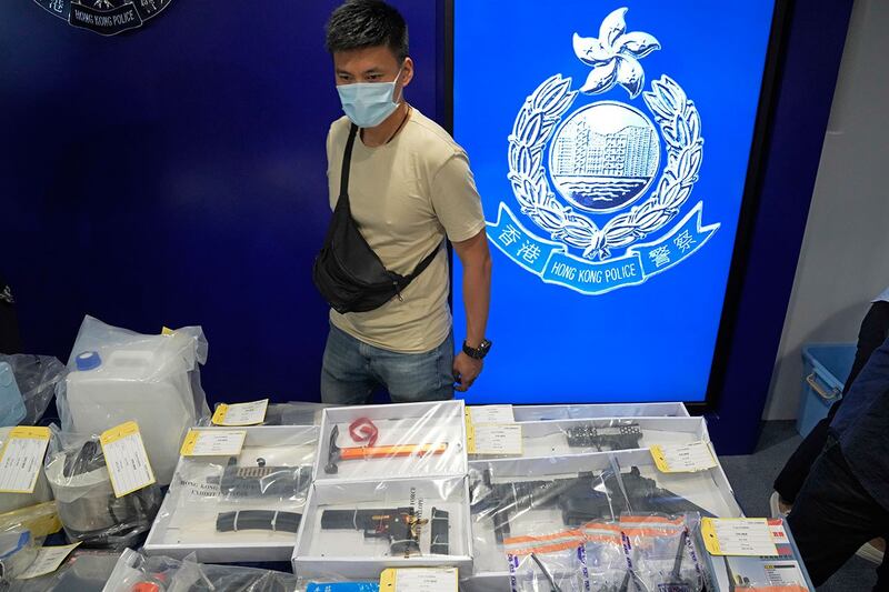 2021年7月6日，香港警察总部展示九名涉炸弹阴谋被捕者的证据。(美联社)