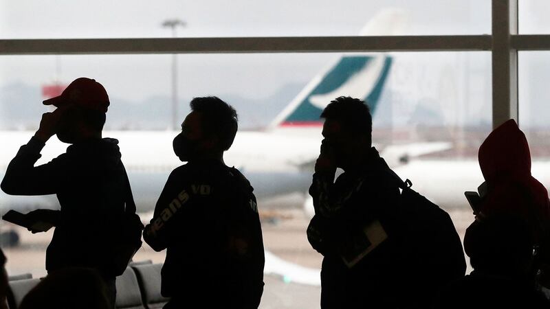 自北京去年强推《香港国安法》后，陆续有香港民主派人士离开香港，不少港人更“用脚投票”举家移民。（美联社资料图片）