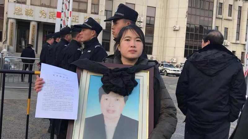 2018年12月28日，李淑莲的女儿李宁被禁止进入山东蓬莱市法院听取判决。（RFA资料/李宁独家提供）