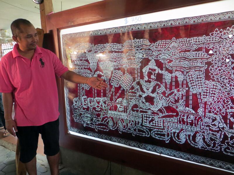 លោក សេរី រតនា ម្ចាស់ហាងចម្លាក់ស្បែកគោ ខេត្តសៀមរាប បង្ហាញរូបចម្លាក់មួយផ្ទាំងធំដែលជារូបរបស់អតីតព្រះមហាក្សត្រខ្មែរជាអ្នកកសាងអង្គរវត្ត កាលពីថ្ងៃទី៩ ខែកុម្ភៈ ឆ្នាំ២០១៧។ RFA/Hang Savyouth