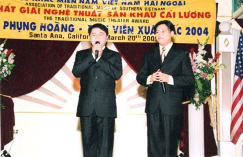 Ðỗ Thanh (phải) và Châu Thanh đang hát trong buổi lễ phát giải Phụng Hoàng trước đây. File photo