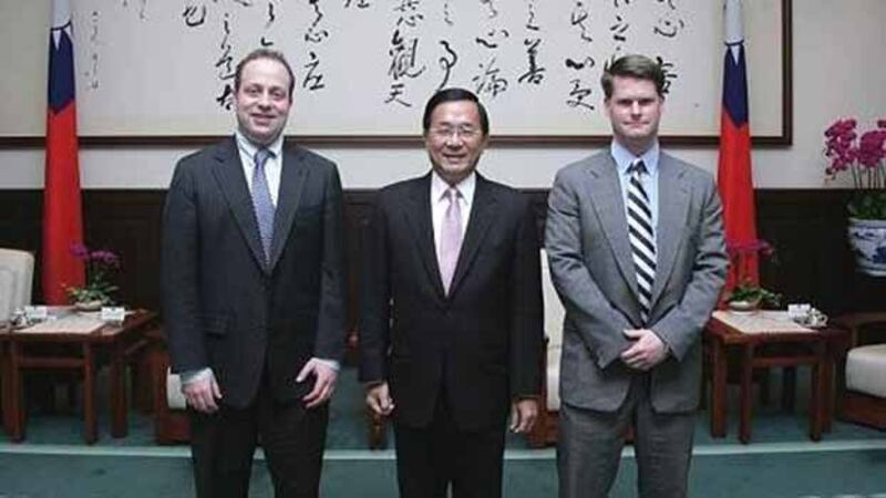 卜大年（Dan Blumenthal/图左）呼吁美台关系需要联盟管理。图为2008年2月他赴台拜见陈水扁总统（图中）。（台湾总统府）