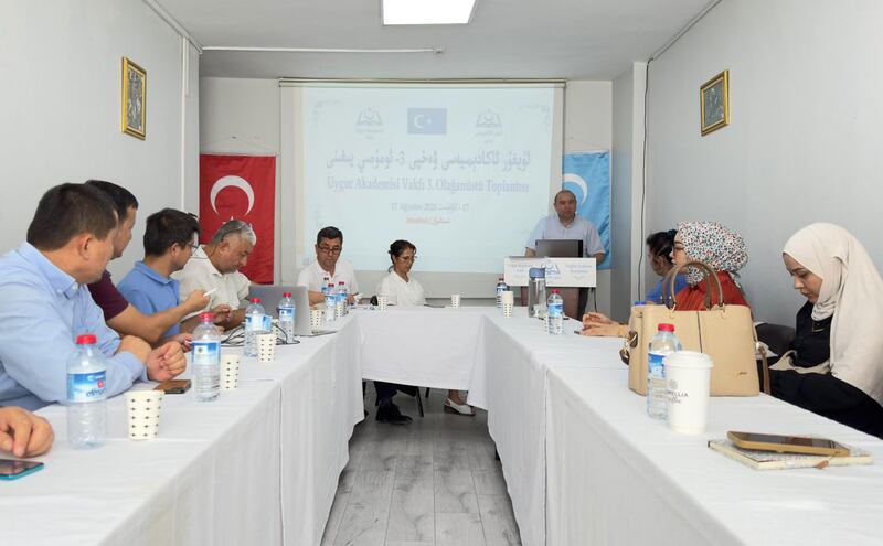 ئابدۇلھەمىت قاراخان ئەپەندى ئۇيغۇر ئاكادېمىيەسى ۋەخپىسىنىڭ يېڭى بىر نۆۋەتلىك رەئىسلىككە سايلانغاندىن كېيىن سۆزگە چىقتى. 2024-يىلى 17-ئاۋغۇست، ئىستانبۇل.