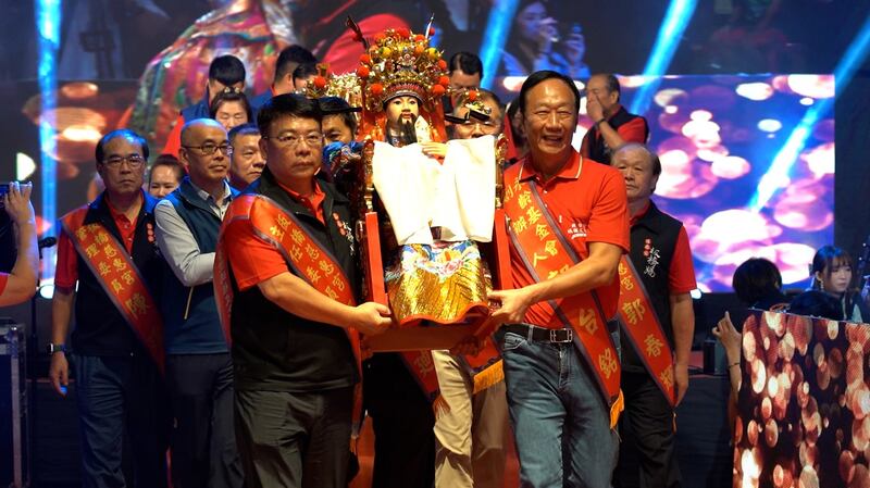 板桥慈惠宫从福建贤良港天后祖祠迎回圣父母像,地方宫庙也是台湾选举活动的重要场域。(李宗翰摄影)