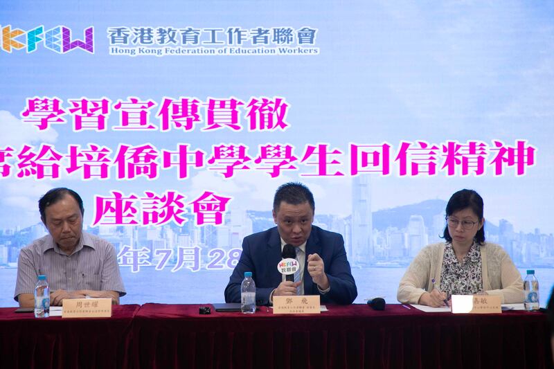 副會長鄧飛(中)提出進取的建議,他指出學生有「回鄉卡」便可以回內地,年輕人應走出大灣區,認識中國。(張仕仁攝)