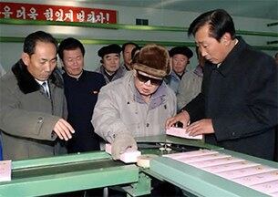 김정일이 함경북도 회령시를 찾아 대성담배공장을 현지지도하고 있다.