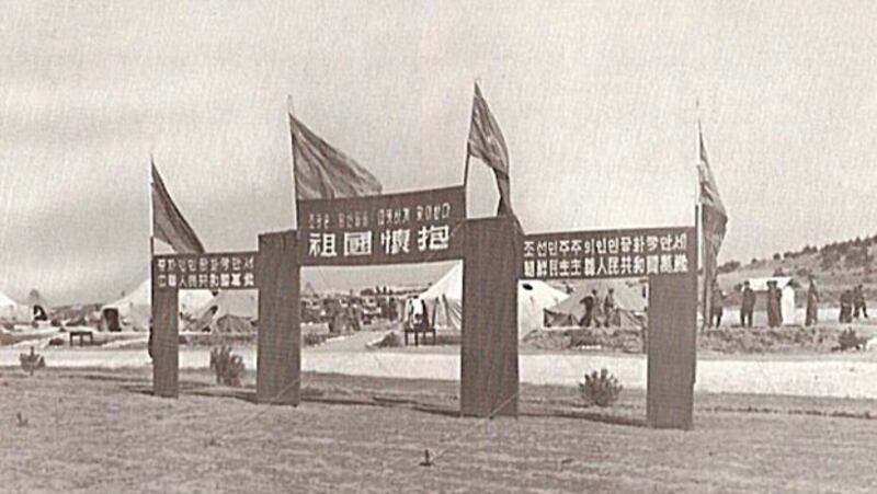共产阵营在北韩满浦津的遣返战俘接收点。（来自沃尔特·G．赫姆斯：《停战谈判的帐篷和战斗前线》第十八章《结局的开端》）