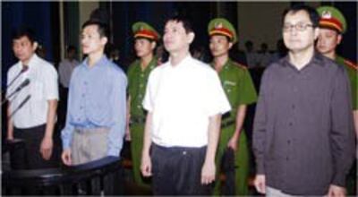 Từ phải qua: Ông Lê Công Định, ông Lê Thăng Long, anh Nguyễn Tiến Trung, ông Trần Huỳnh Duy Thức tại phiên sơ thẩm hôm 20/1/2010. AFP photo 