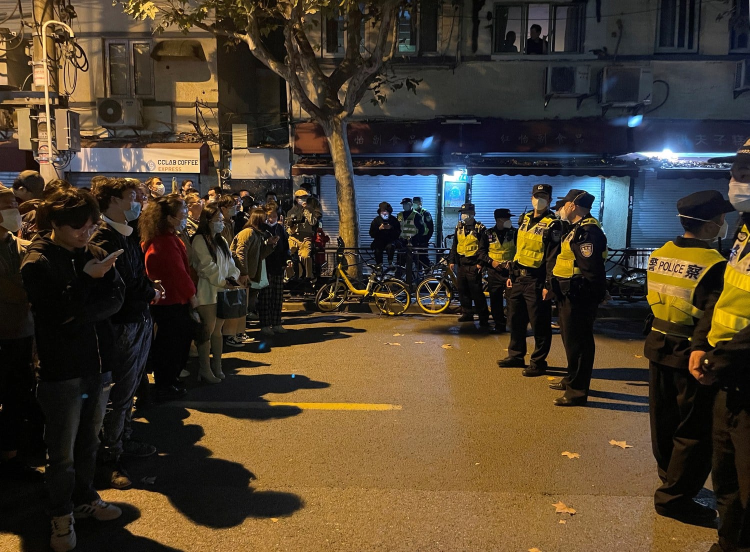 27일 중국 상하이에서 COVID-19 봉쇄에 반대하는 시위대와 경찰이 대치하고 있다.