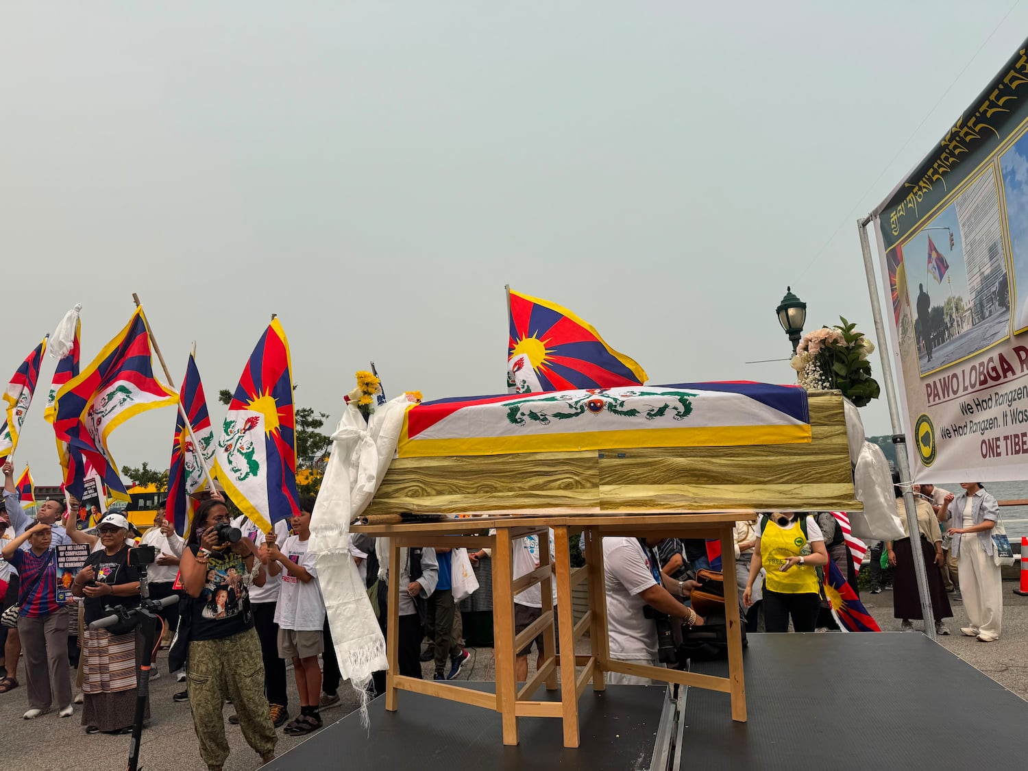 ལས་འགུལ་བ་ཚོས་ཡི་གེ་སྐྱེལ་སྐབས་རྒྱ་ནག་གཞུང་ཚབ་ཡན་ལག་ཁང་དུ་འཛུལ་རྒྱུར་བཀག་འགོག་བྱས་པ།