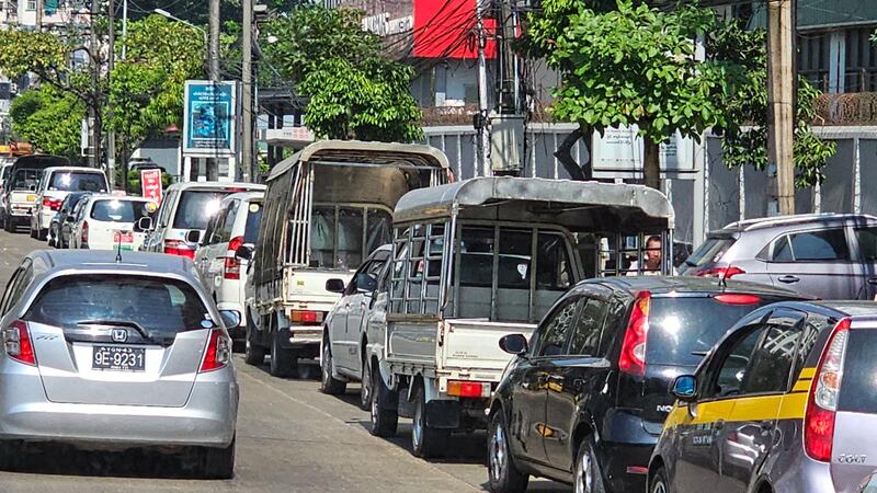 ရန်ကုန်မြို့ စက်သုံးဆီဆိုင်များတွင် ဆီဖြည့်ရန် တန်းစီစောင့်ဆိုင်းနေကြသည့် ယာဉ်များကို ၂၀၂၃ ခုနှစ်၊ ဒီဇင်ဘာ ၆ ရက်နေ့က တွေ့ရစဉ်။ (Photo: RFA)