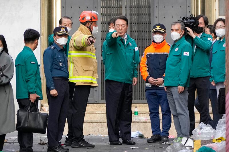 韓國總統尹錫悅前往意外現場巡視。（美聯社）